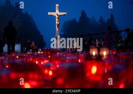 Zagreb, Croatie. 01 novembre 2024. Les gens visitent les tombes dans la soirée au cimetière de Mirogoj à l'occasion de la Toussaint, à Zagreb, Croatie, le 1er novembre 2024. Photo : Neva Zganec/PIXSELL crédit : Pixsell/Alamy Live News Banque D'Images