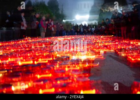 Zagreb, Croatie. 01 novembre 2024. Les gens visitent les tombes dans la soirée au cimetière de Mirogoj à l'occasion de la Toussaint, à Zagreb, Croatie, le 1er novembre 2024. Photo : Neva Zganec/PIXSELL crédit : Pixsell/Alamy Live News Banque D'Images