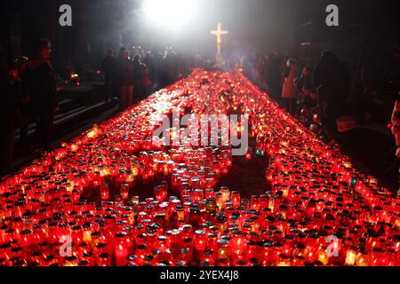 Zagreb, Croatie. 01 novembre 2024. Les gens visitent les tombes dans la soirée au cimetière de Mirogoj à l'occasion de la Toussaint, à Zagreb, Croatie, le 1er novembre 2024. Photo : Goran Stanzl/PIXSELL crédit : Pixsell/Alamy Live News Banque D'Images