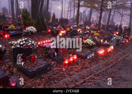 Zagreb, Croatie. 01 novembre 2024. Les gens visitent les tombes dans la soirée au cimetière de Mirogoj à l'occasion de la Toussaint, à Zagreb, Croatie, le 1er novembre 2024. Photo : Goran Stanzl/PIXSELL crédit : Pixsell/Alamy Live News Banque D'Images