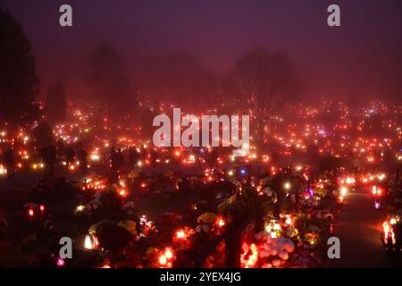 Zagreb, Croatie. 01 novembre 2024. Les gens visitent les tombes dans la soirée au cimetière de Mirogoj à l'occasion de la Toussaint, à Zagreb, Croatie, le 1er novembre 2024. Photo : Goran Stanzl/PIXSELL crédit : Pixsell/Alamy Live News Banque D'Images