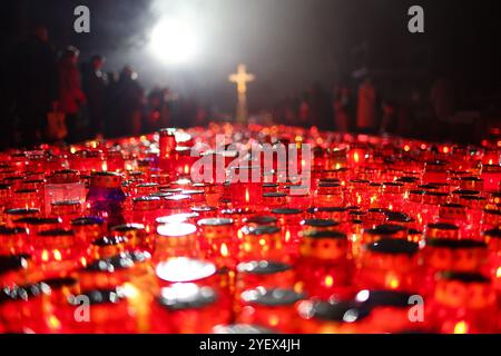 Zagreb, Croatie. 01 novembre 2024. Les gens visitent les tombes dans la soirée au cimetière de Mirogoj à l'occasion de la Toussaint, à Zagreb, Croatie, le 1er novembre 2024. Photo : Goran Stanzl/PIXSELL crédit : Pixsell/Alamy Live News Banque D'Images