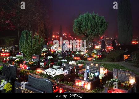 Zagreb, Croatie. 01 novembre 2024. Les gens visitent les tombes dans la soirée au cimetière de Mirogoj à l'occasion de la Toussaint, à Zagreb, Croatie, le 1er novembre 2024. Photo : Goran Stanzl/PIXSELL crédit : Pixsell/Alamy Live News Banque D'Images