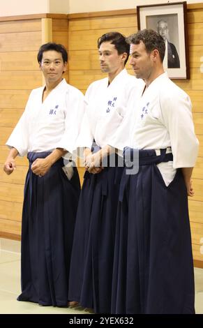 Yono, Japon. 1er novembre 2024. Les cyclistes participent Saitama Criterium (G-d) Yukiya Arashiro, Primoz Roglic et Mark Cavendish pratiquent l'art martial japonais Aikido à l'Université Saitama à Yono, banlieue de Tokyo le vendredi 1er novembre 2024, la veille du Saitama Criterium. (Photo de Yoshio Tsunoda/AFLO) crédit : Aflo Co. Ltd./Alamy Live News Banque D'Images