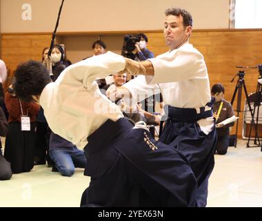 Yono, Japon. 1er novembre 2024. Cyclistes britanniques participant à Mark Cavendish lance un étudiant japonais alors qu'il pratique l'Aikido d'art martial japonais à l'Université Saitama de la ville de Yono, banlieue de Tokyo le vendredi 1er novembre 2024, la veille du Saitama Criterium. (Photo de Yoshio Tsunoda/AFLO) crédit : Aflo Co. Ltd./Alamy Live News Banque D'Images