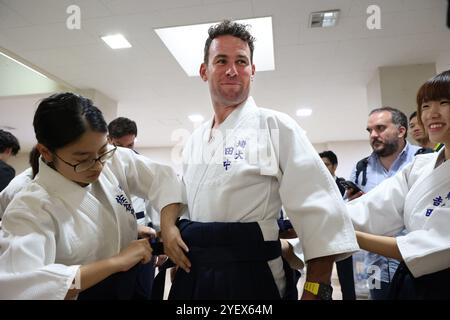 Yono, Japon. 1er novembre 2024. Le cycliste britannique Mark Cavendish porte un dogi alors qu'il pratique l'Aikido de l'art martial japonais à l'Université Saitama de la ville de Yono, banlieue de Tokyo, le vendredi 1er novembre 2024, la veille du Saitama Criterium. (Photo de Yoshio Tsunoda/AFLO) crédit : Aflo Co. Ltd./Alamy Live News Banque D'Images