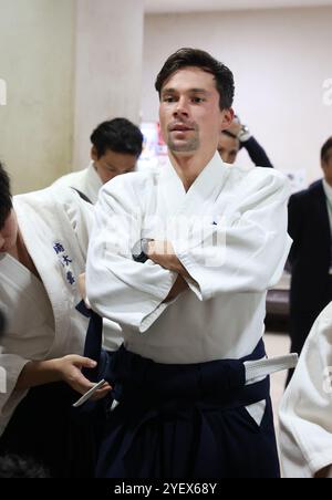 Yono, Japon. 1er novembre 2024. Le cycliste slovène Primoz Roglic porte un dogi alors qu'il pratique l'Aïkido d'art martial japonais à l'Université Saitama à Yono, dans la banlieue de Tokyo, le vendredi 1er novembre 2024, la veille du Saitama Criterium. (Photo de Yoshio Tsunoda/AFLO) crédit : Aflo Co. Ltd./Alamy Live News Banque D'Images