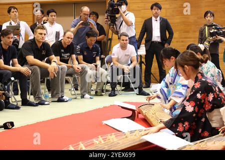 Yono, Japon. 1er novembre 2024. Les cyclistes participent Saitama Criterium (G-d) Primoz Roglic, Marcel Kittel, Chris Froom, Yukiya Arashiro et Mark Cavendish profitent d'une perdormance de koto, harpe japonaise à l'Université Saitama de Yono, banlieue de Tokyo le vendredi 1er novembre 2024, la veille du Saitama Criterium. (Photo de Yoshio Tsunoda/AFLO) crédit : Aflo Co. Ltd./Alamy Live News Banque D'Images