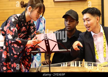 Yono, Japon. 1er novembre 2024. Le cycliste érythréen Biniam Girmay tente de jouer du koto, harpe japonaise à l’Université Saitama de Yono, en banlieue de Tokyo, le vendredi 1er novembre 2024, la veille du Saitama Criterium. (Photo de Yoshio Tsunoda/AFLO) crédit : Aflo Co. Ltd./Alamy Live News Banque D'Images