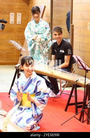 Yono, Japon. 1er novembre 2024. Le cycliste français Ramon Bardet tente de jouer du koto, harpe japonaise à l'Université Saitama de Yono, dans la banlieue de Tokyo, le vendredi 1er novembre 2024, la veille du Saitama Criterium. (Photo de Yoshio Tsunoda/AFLO) crédit : Aflo Co. Ltd./Alamy Live News Banque D'Images