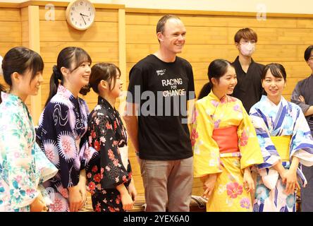 Yono, Japon. 1er novembre 2024. Le cycliste britannique Chris Froom sourit avec des étudiantes en kimono alors qu’il apprécie la culture japonaise à l’Université Saitama de la ville de Yono, dans la banlieue de Tokyo, le vendredi 1er novembre 2024, la veille du Saitama Criterium. (Photo de Yoshio Tsunoda/AFLO) crédit : Aflo Co. Ltd./Alamy Live News Banque D'Images