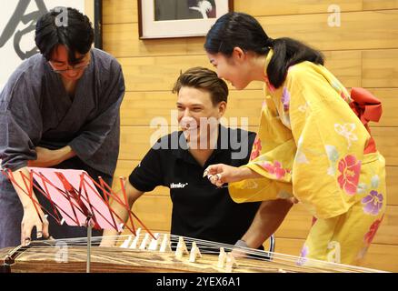 Yono, Japon. 1er novembre 2024. Le cycliste belge Jasper Philipsen tente de jouer du koto, harpe japonaise à l'Université Saitama de Yono, dans la banlieue de Tokyo, le vendredi 1er novembre 2024, la veille du Saitama Criterium. (Photo de Yoshio Tsunoda/AFLO) crédit : Aflo Co. Ltd./Alamy Live News Banque D'Images