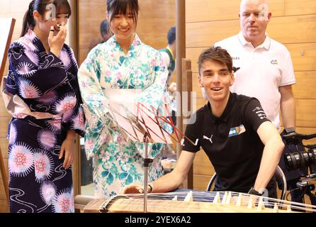 Yono, Japon. 1er novembre 2024. Le cycliste français Ramon Bardet tente de jouer du koto, harpe japonaise à l'Université Saitama de Yono, dans la banlieue de Tokyo, le vendredi 1er novembre 2024, la veille du Saitama Criterium. (Photo de Yoshio Tsunoda/AFLO) crédit : Aflo Co. Ltd./Alamy Live News Banque D'Images