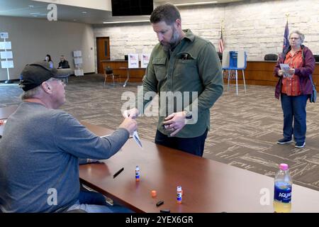 Mount Pleasant, Wisconsin, États-Unis. 1er novembre 2024. JUSTIN PATRICK remet son bulletin de vote, l'un des 9926 bulletins de vote en personne et par la poste déposés dans le village de Mount Pleasant, Wisconsin, à compter de midi vendredi 1er novembre 2024. Les bulletins de vote sont triés par quartier et conservés dans une salle d'entreposage sécurisée jusqu'à ce qu'ils soient traités le jour du scrutin. (Crédit image : © Mark Hertzberg/ZUMA Press Wire) USAGE ÉDITORIAL SEULEMENT! Non destiné à UN USAGE commercial ! Crédit : ZUMA Press, Inc/Alamy Live News Banque D'Images