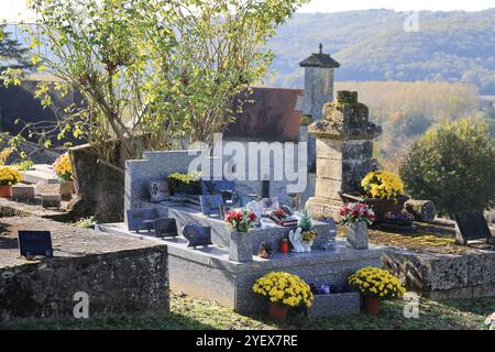 Cimetière de campagne le jour de la Toussaint. Culte et mémoire des morts. Périgord, Dordogne, Nouvelle Aquitaine, France, Europe. Photo de Hugo Martin. Banque D'Images