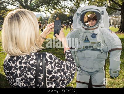 Washington, États-Unis. 30 octobre 2024. Les visiteurs se présentent comme des astronautes de la NASA pour une photo, lors de l’événement « Hallo-READ » pendant les célébrations d’Halloween sur la pelouse sud de la Maison Blanche, le 30 octobre 2024, à Washington, DC crédit : Aubrey Gemignani/NASA photo/Alamy Live News Banque D'Images