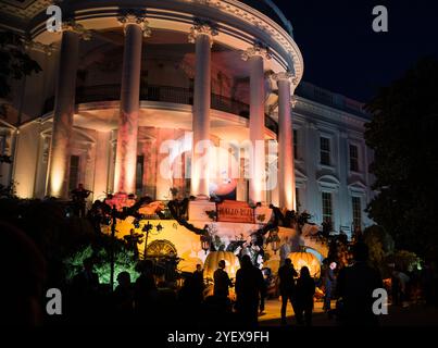 Washington, États-Unis. 30 octobre 2024. Le président américain Joe Biden et la première dame Jill Biden vêtus d’un costume de panda distribuent des bonbons lors d’un événement sur le thème de la Maison Blanche intitulé « Hallo-READ! » Le mercredi 30 octobre 2024 sur la pelouse sud de la Maison Blanche à Washington. Crédit photo : (NASA/Aubrey Gemignani) crédit : NASA HQ PHOTO/(NASA/Aubrey Gemignani)/Alamy Live News Banque D'Images