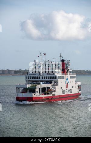 Red Funnel isle of wight véhicule ferry en cours dans Southampton Water sur la route d'East Cowes sur l'île de wight au terminal de quai de la ville Southampton Banque D'Images