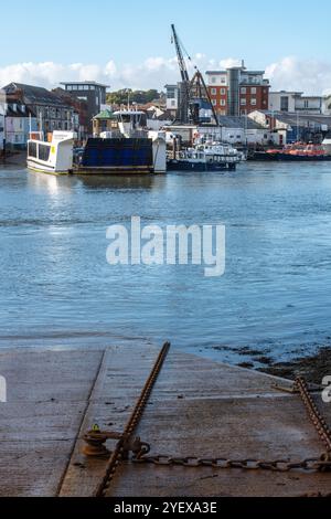 Le ferry à chaîne ou pont flottant à Cowes sur l'île de wight royaume-uni traversant la médina de la rivière de Eat Cowes à l'ouest de Cowes en évitant un long voyage autour Banque D'Images