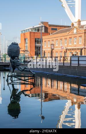 Sculpture de plongeurs de déminage et une mine de contact dans une piscine décorative au centre commercial Gunwharf Quays sur le front de mer à Portsmouth, Royaume-Uni Banque D'Images