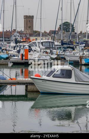 Le port animé de bateaux et de yachts à Yarmouth, île de wight, Royaume-Uni, côte de l'île de wight à la marina de Yarmouth. Banque D'Images