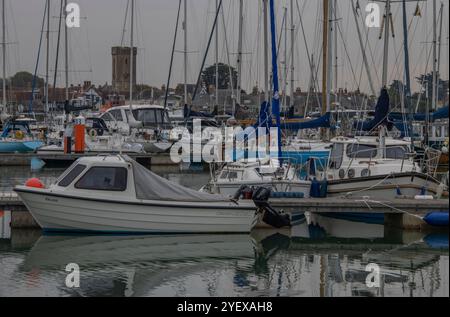 Port ou port de plaisance bondé à Yarmouth sur l'île de wight, Royaume-Uni Banque D'Images