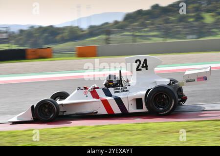 Scarperia, Italie - 12 octobre 2024 : Hesketh 308 de l'année 1973 ex James Hunt conduite par inconnu en action lors de la séance d'essais au circuit Mugello. Banque D'Images