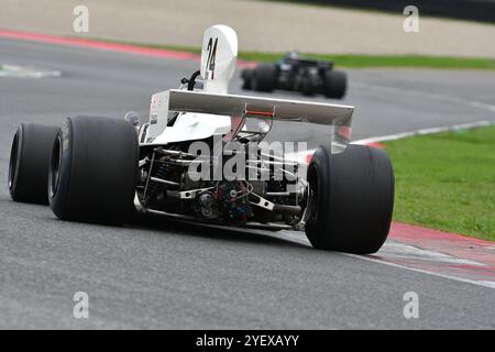 Scarperia, Italie - 12 octobre 2024 : Hesketh 308 de l'année 1973 ex James Hunt conduite par inconnu en action lors de la séance d'essais au circuit Mugello. Banque D'Images