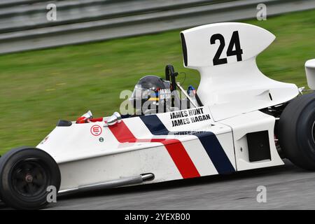 Scarperia, Italie - 12 octobre 2024 : Hesketh 308 de l'année 1973 ex James Hunt conduite par inconnu en action lors de la séance d'essais au circuit Mugello. Banque D'Images