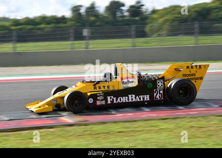 Scarperia, Italie - 12 octobre 2024 : Merzario F1A3 de l'année 1979 piloté par inconnu en action pendant la séance d'essais au circuit Mugello. Banque D'Images