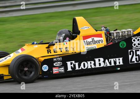 Scarperia, Italie - 12 octobre 2024 : Merzario F1A3 de l'année 1979 piloté par inconnu en action pendant la séance d'essais au circuit Mugello. Banque D'Images