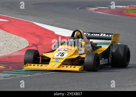 Scarperia, Italie - 12 octobre 2024 : Merzario F1A3 de l'année 1979 piloté par inconnu en action pendant la séance d'essais au circuit Mugello. Banque D'Images