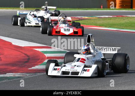 Scarperia, Italie - 12 octobre 2024 : enseigne N174 de l'année 1974 conduite par inconnu en action pendant la séance d'essais au circuit Mugello. Banque D'Images