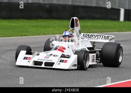 Scarperia, Italie - 12 octobre 2024 : enseigne N174 de l'année 1974 conduite par inconnu en action pendant la séance d'essais au circuit Mugello. Banque D'Images