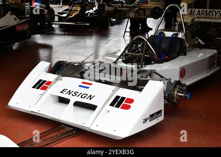 Scarperia, Italie - 12 octobre 2024 : détail de l'enseigne N174 de l'année 1974 dans la boîte lors de la séance d'essais au circuit Mugello. Banque D'Images