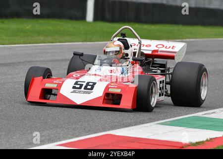 Scarperia, Italie - 12 octobre 2024 : Surtees TS9B de l'année 1971 pilotée par inconnu en action pendant la séance d'essais au circuit Mugello. Banque D'Images