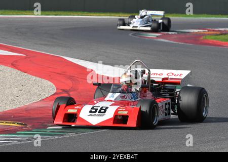 Scarperia, Italie - 12 octobre 2024 : Surtees TS9B de l'année 1971 pilotée par inconnu en action pendant la séance d'essais au circuit Mugello. Banque D'Images