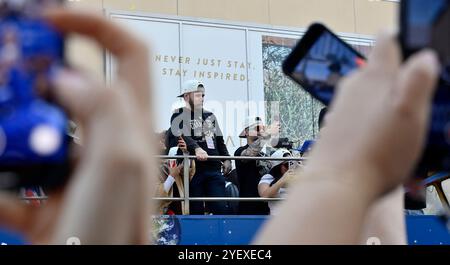 Los Angeles, États-Unis. 01 novembre 2024. Les joueurs des Los Angeles Dodgers et les membres de leur famille célèbrent le titre des Dodgers World Series avec un défilé de la victoire dans le centre-ville de Los Angeles le vendredi 1er novembre 2024. Photo de Jim Ruymen/UPI crédit : UPI/Alamy Live News Banque D'Images