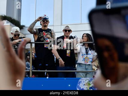 Los Angeles, États-Unis. 01 novembre 2024. Les joueurs des Los Angeles Dodgers et les membres de leur famille célèbrent le titre des Dodgers World Series avec un défilé de la victoire dans le centre-ville de Los Angeles le vendredi 1er novembre 2024. Photo de Jim Ruymen/UPI crédit : UPI/Alamy Live News Banque D'Images