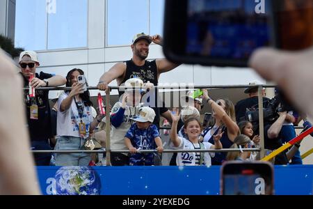 Los Angeles, États-Unis. 01 novembre 2024. Les joueurs des Los Angeles Dodgers et les membres de leur famille célèbrent le titre des Dodgers World Series avec un défilé de la victoire dans le centre-ville de Los Angeles le vendredi 1er novembre 2024. Photo de Jim Ruymen/UPI crédit : UPI/Alamy Live News Banque D'Images