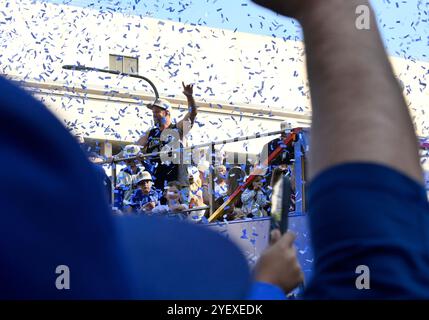 Los Angeles, États-Unis. 01 novembre 2024. Les joueurs des Los Angeles Dodgers et les membres de leur famille célèbrent le titre des Dodgers World Series avec un défilé de la victoire dans le centre-ville de Los Angeles le vendredi 1er novembre 2024. Photo de Jim Ruymen/UPI crédit : UPI/Alamy Live News Banque D'Images