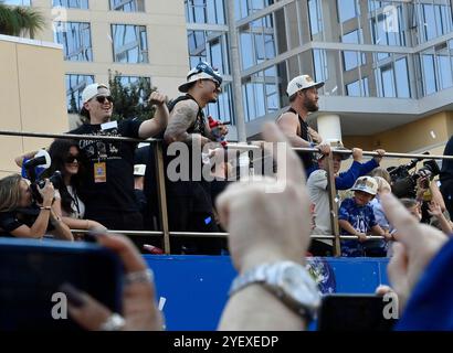 Los Angeles, États-Unis. 01 novembre 2024. Les joueurs des Los Angeles Dodgers et les membres de leur famille célèbrent le titre des Dodgers World Series avec un défilé de la victoire dans le centre-ville de Los Angeles le vendredi 1er novembre 2024. Photo de Jim Ruymen/UPI crédit : UPI/Alamy Live News Banque D'Images