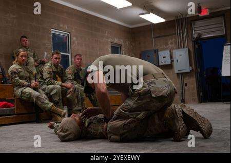 Un soldat américain, centre, affecté au 2e bataillon, 5e groupe de forces spéciales (aéroporté), mène une démonstration sur le nettoyage des voies aériennes lors d'une formation tactique de soins aux blessés de combat pour les aviateurs des forces de sécurité de l'armée de l'air des États-Unis avec la Garde nationale aérienne lors de l'exercice Sage Eagle 25-1 à Saint Vith Range sur Fort Knox, Kentucky, Oct. 20, 2024. Dans le cadre de leurs exigences de validation, les Green Berets de l'armée américaine ont formé les défenseurs de la Garde nationale aérienne en tant que force partenaire dans l'exécution de missions dans des environnements contestés en évolution. (Photo de la U.S. Air National Guard par Tech. Sergent Sarah M. McClanahan) (ceci Banque D'Images