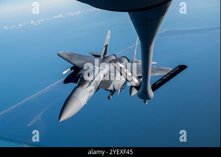 Un F-15 Eagle affecté à la 4th Fighter Wing, Seymour Johnson Air Force base, Caroline du Nord, approche du bras de boom d'un KC-135R Stratotanker affecté à la 434th Air ravitaillement Wing lors d'un vol au-dessus de la Caroline du Nord, le 31 octobre 2024. L'avion était l'un des quatre récepteurs du carburant de l'avion basé à Grissom. (Photo de l'US Air Force par Alexis Morris) Banque D'Images