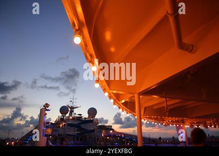 Pont supérieur du bateau de croisière de carnaval de Nassau la nuit avec lumières Banque D'Images
