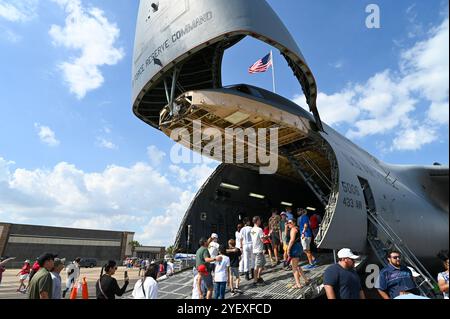 Les invités du salon aéronautique Wings Over Houston profitent d'une occasion rare d'entrer à l'intérieur et de photographier une 433rd Airlift Wing C-5M Super Galaxy à l'aéroport d'Ellington, Houston, Texas Oct. 26, 2024. Plus de 180 000 visiteurs ont pu voir de près le plus gros avion de l'inventaire de l'Armée de l'Air dans le cadre des expositions statiques et des spectacles aériens présentés au salon aéronautique. (Photo de l'US Air Force par Julian Hernandez) Banque D'Images