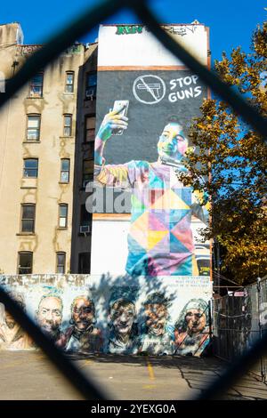 Murale de rue Stop Guns de l'artiste brésilien Edouard Kobra dans Eldridge Street représentant un message contre la violence armée sur le bâtiment de New york Banque D'Images