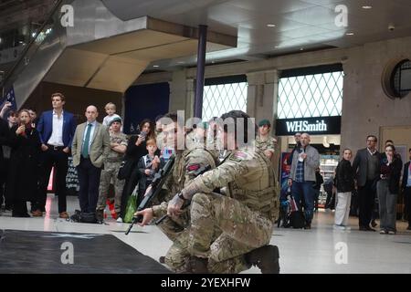 Les Royal Marines Commandos organisent une manifestation physique à Waterloo Station à Londres le 1er novembre 2024 en soutien à la Royal British Legion Banque D'Images