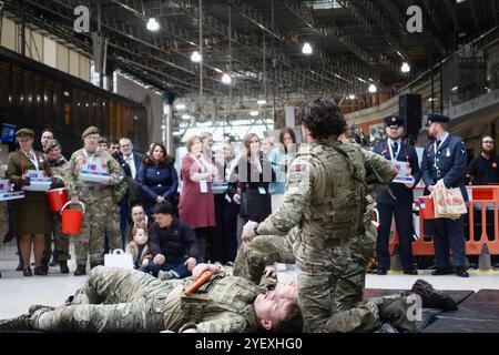 Les Royal Marines Commandos organisent une manifestation physique à Waterloo Station à Londres le 1er novembre 2024 en soutien à la Royal British Legion Banque D'Images