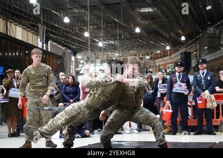 Les Royal Marines Commandos organisent une manifestation physique à Waterloo Station à Londres le 1er novembre 2024 en soutien à la Royal British Legion Banque D'Images